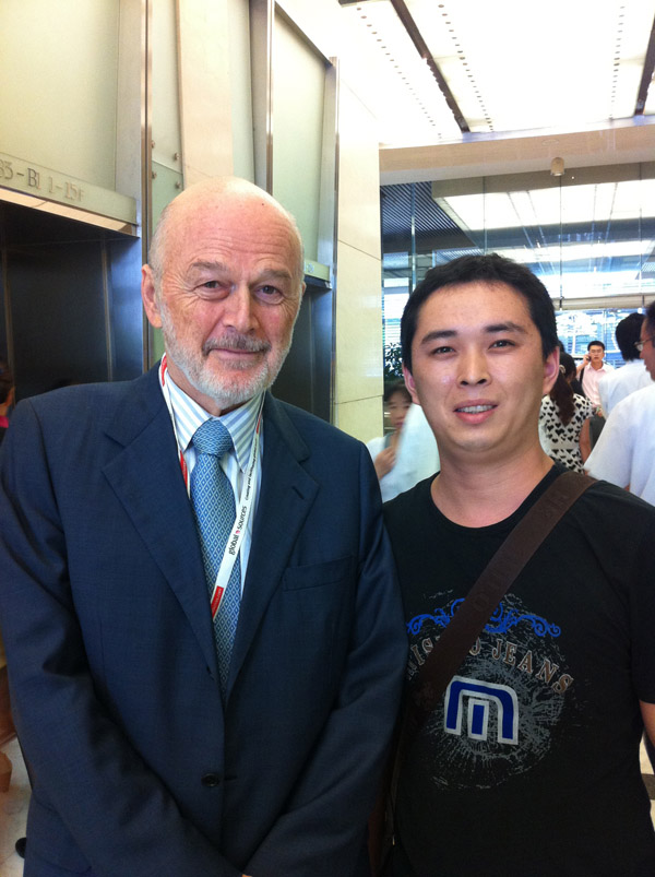 潤大世紀(jì)員工與韓禮士(Merle A. Hinrichs)環(huán)球資源董事長(zhǎng)兼首席執(zhí)行官在一起